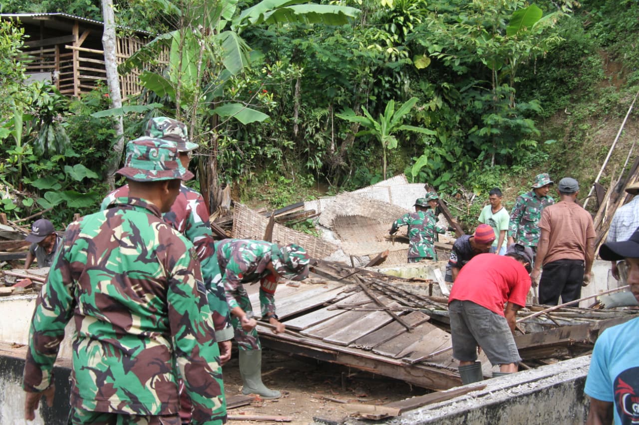 Rumah Mbah Sutrisno Direhab Satgas TMMD Kodim 0808/Blitar, Wajah Bahagia Tak Terbendung