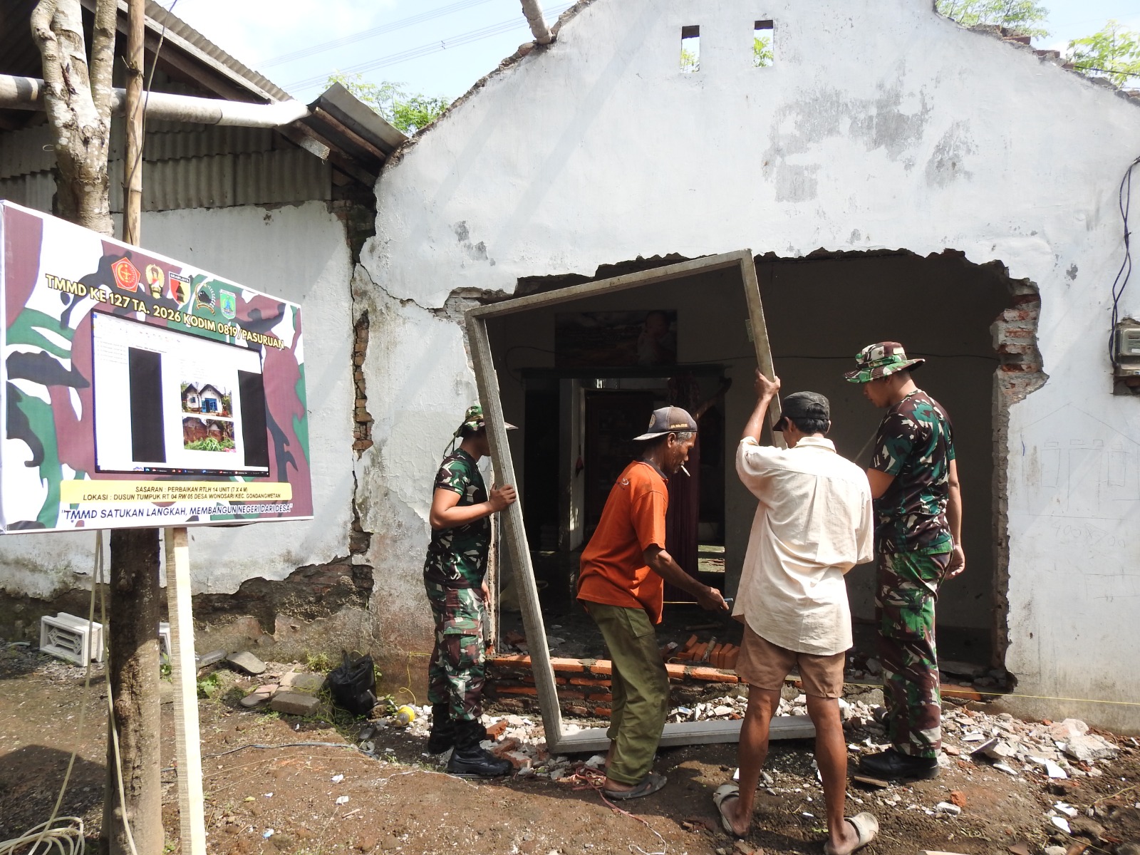 Semangat Kebersamaan Warnai Rehabilitasi RTLH Program TMMD Ke-127
