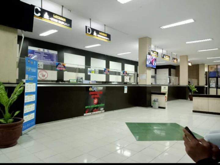 Spanduk “Bebas Calo” Jadi Pajangan, Praktik Percaloan di Samsat Surabaya Timur Diduga Dilindungi