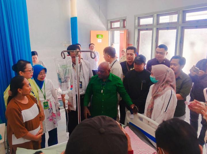 Pastikan Penanganan Korban Berjalan Baik, Menteri HAM Kunjungi Pasien Dugaan Keracunan MBG di Surabaya