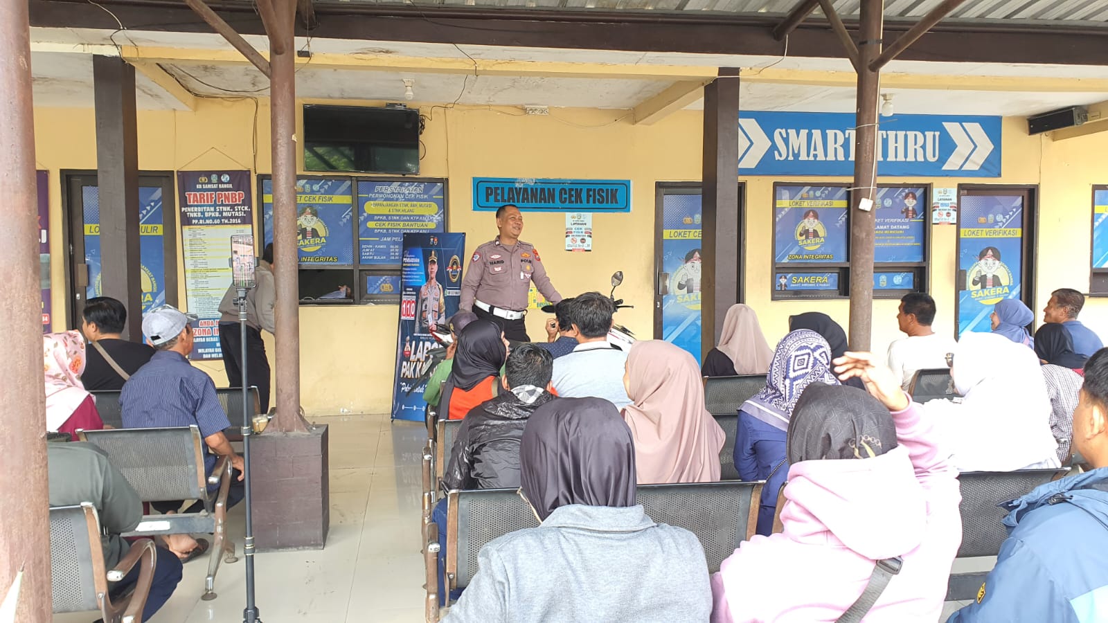 personil-samsat-bangil-selalu-memberikan-edukasi-sebelum-pelayanan-dimulai-kepada-wajib-pajak