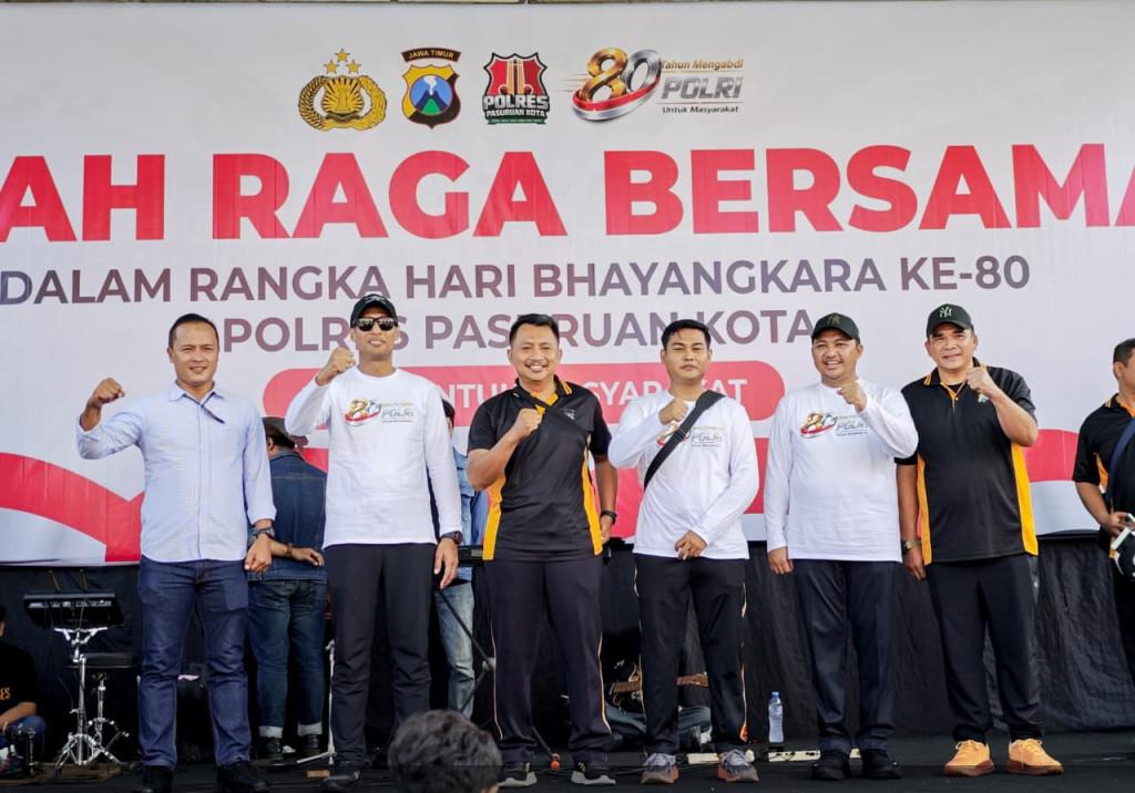 Bersama Walikota Pasuruan Serta Bupati Pasuruan Rusdi Sutejo mengikuti Olaraga bersama Di Hari Bhayangkara Ke-80
