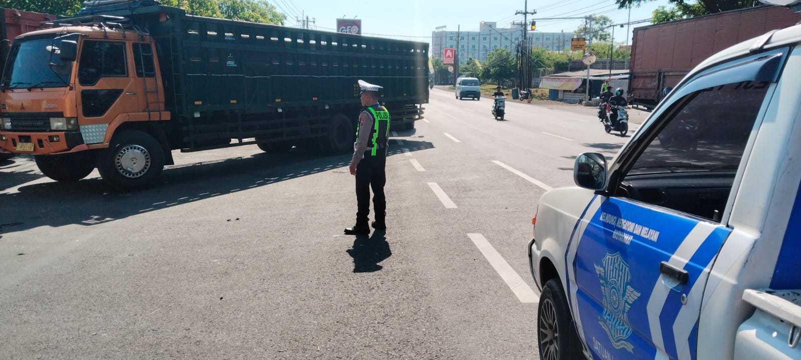 Antrean BBM Mengular, Satlantas Polres Pasuruan Turun Tangan Cegah Kemacetan di Beji
