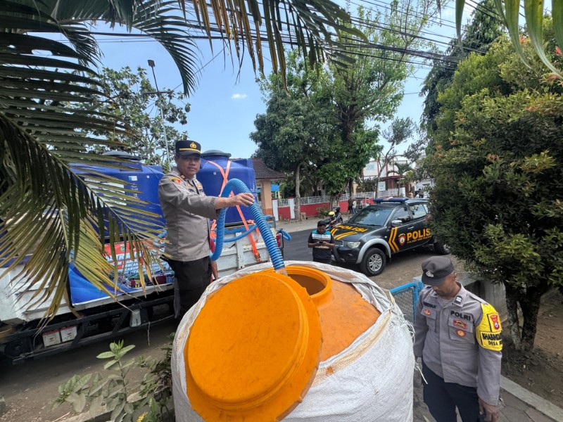 Kekeringan Mulai Melanda, Polsek Sumberpucung-PJT 1 Bergerak Suplai Air Bersih ke Warga