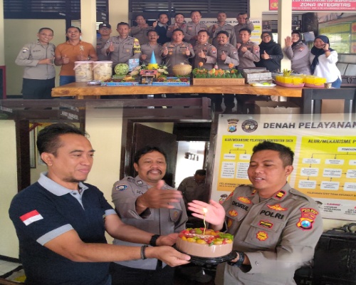 HUT ke-43 Kapolsek Sumberpucung Dirayakan Sederhana, Penuh Keakraban Bersama Anggota