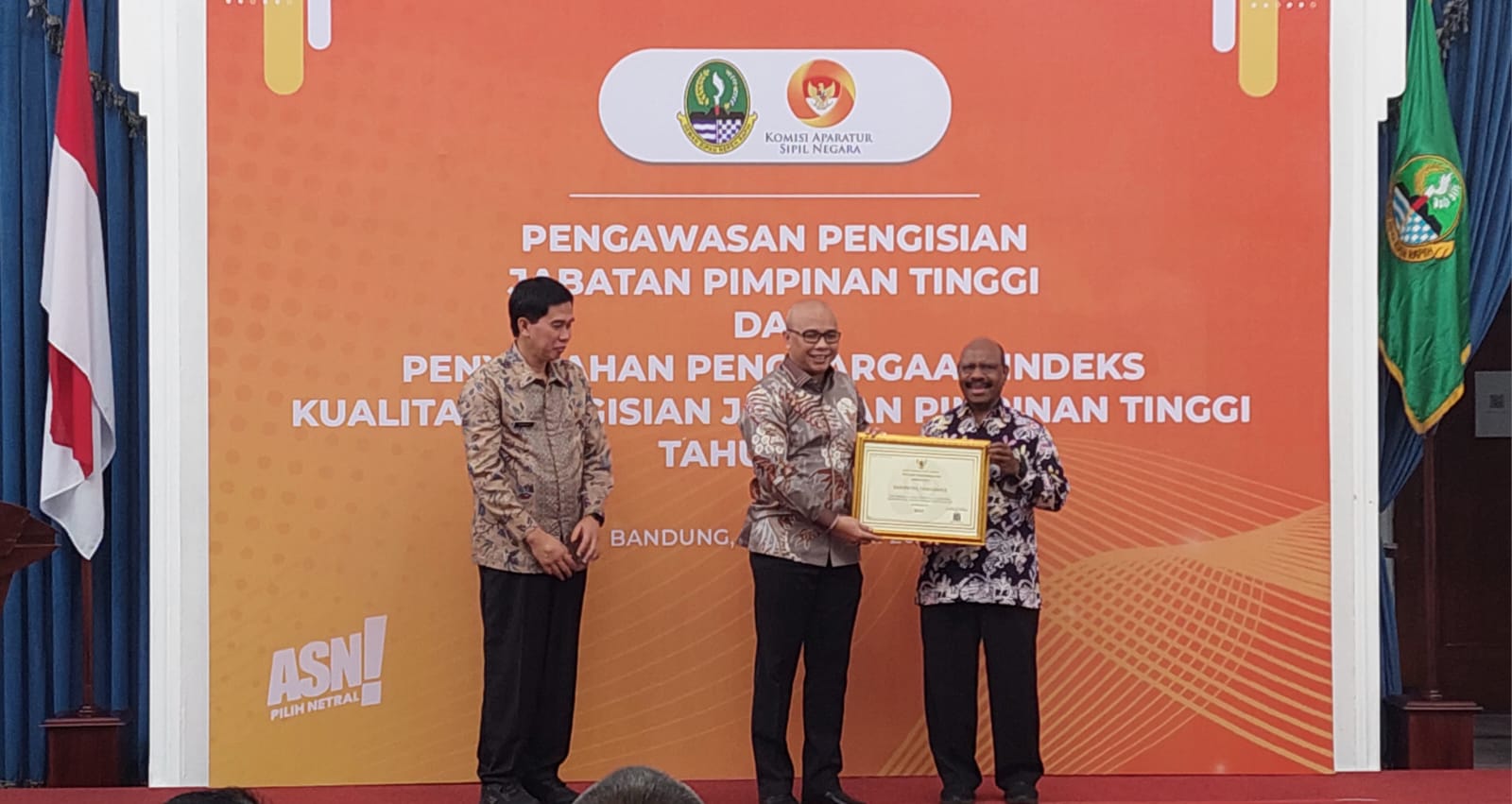 Sekda  Kabupaten Tanggamus Menerima Penghargaan Sistem Merit 2023 Dalam Pengisian Jabatan Pimpinan Tinggi (JPT) dari Komisi Aparatur Sipil Negara (KASN).